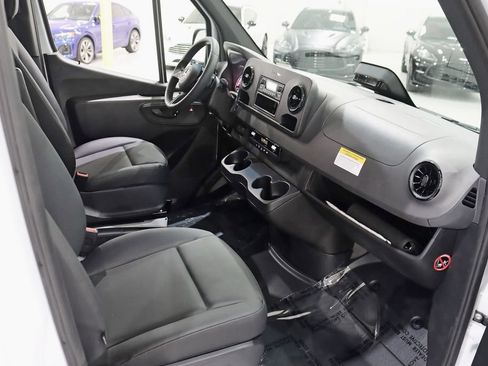 Used 2025 Mercedes-Benz Sprinter 2500 image 22