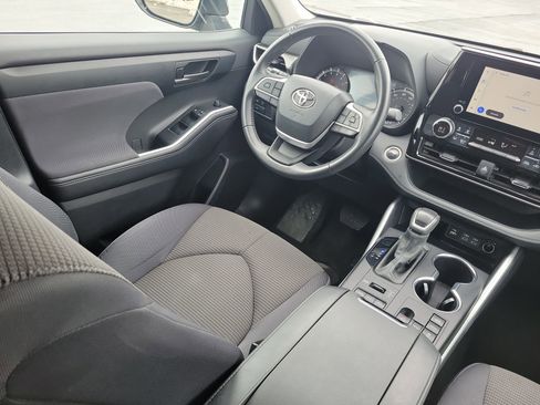 Used 2024 Toyota Highlander LE image 17