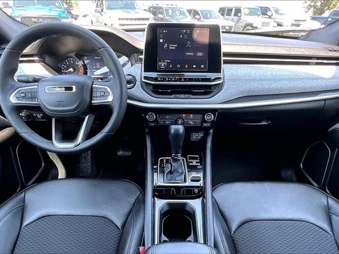 Used 2025 Jeep Compass Latitude image 7