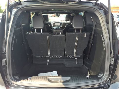 Used 2025 Chrysler Pacifica Limited FWD image 20