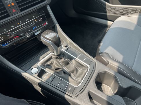 Certified 2025 Volkswagen Jetta SE w/ Sunroof Package FWD image 22