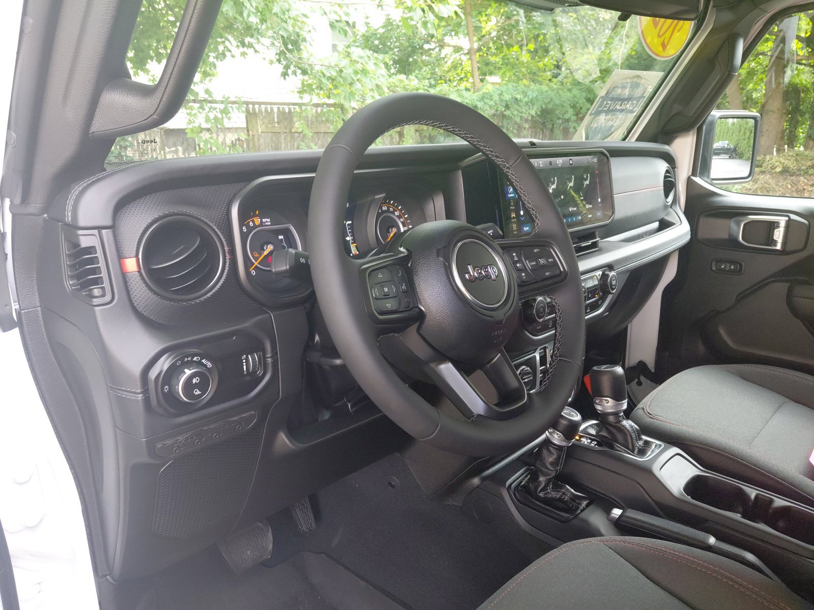 Used 2025 Jeep Gladiator Rubicon w/ Convenience Group AWD/4WD image 13