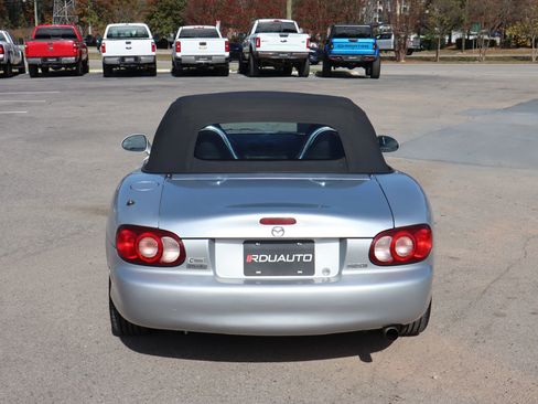 Used 2003 MAZDA MX-5 Miata RWD image 16
