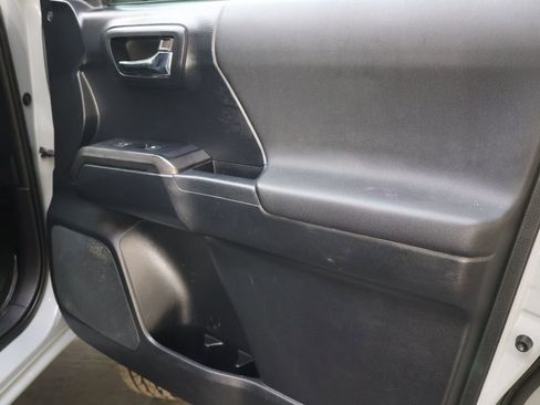 Used 2019 Toyota Tacoma TRD Off-Road image 12