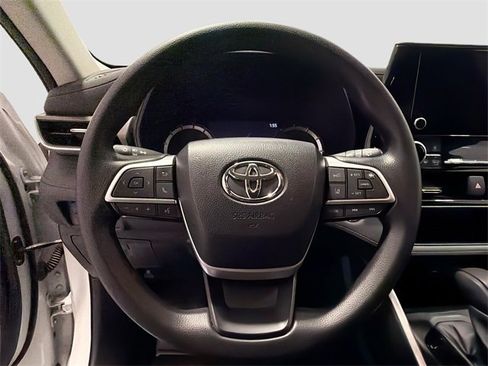 Certified 2023 Toyota Highlander L image 9
