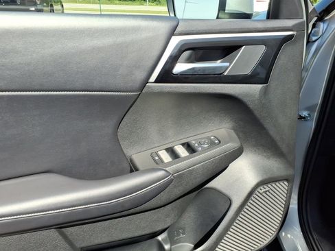 Used 2025 Mitsubishi Outlander SE AWD/4WD image 3