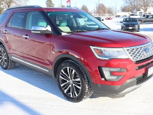 Used 2017 Ford Explorer Platinum image 3