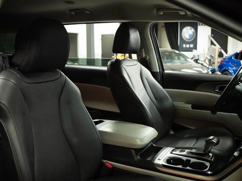 Used 2024 Kia Carnival LX image 15