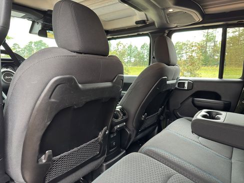 Used 2024 Jeep Wrangler Rubicon image 18