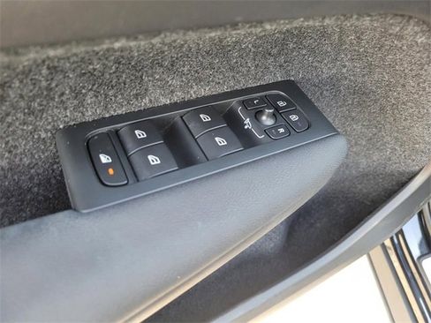 Used 2023 Volvo XC40 B4 Ultimate image 17