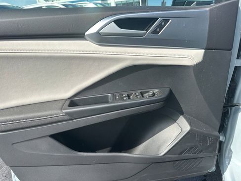 New 2026 Volkswagen Taos SE FWD image 13