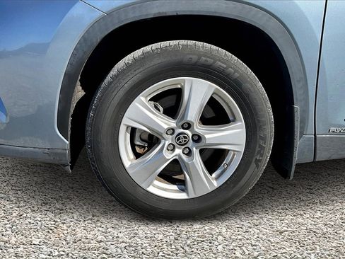 Used 2022 Toyota Highlander LE image 9