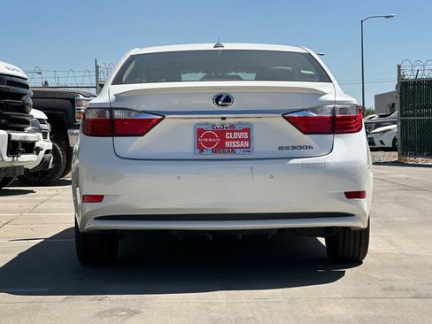 Used 2014 Lexus ES 300h w/ Premium Package w/Bamboo Trim FWD image 8