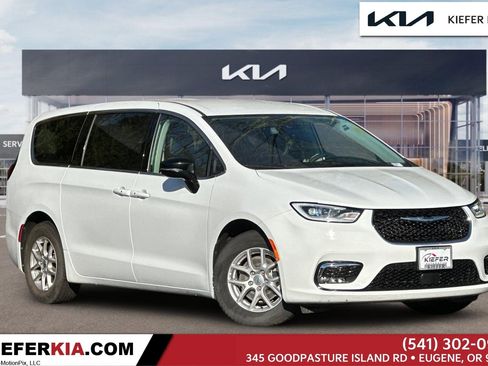 Used 2024 Chrysler Pacifica Touring-L image 1