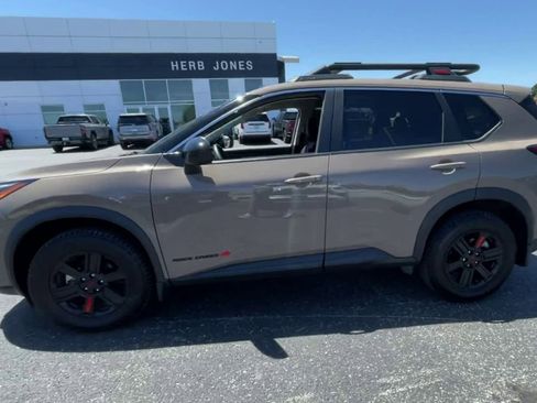 Used 2025 Nissan Rogue SV AWD/4WD image 4