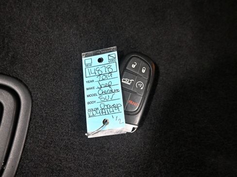 Used 2019 Jeep Cherokee Latitude Plus w/ Comfort/Convenience Group AWD/4WD image 40