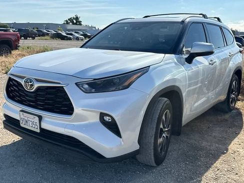 Used 2022 Toyota Highlander XLE AWD/4WD image 7