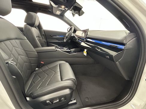 Used 2025 BMW i5 M60 w/ Premium Package image 40