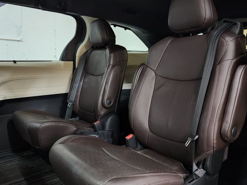 Used 2021 Toyota Sienna Platinum AWD/4WD image 18