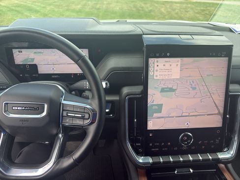 Used 2025 GMC Yukon XL Denali AWD/4WD image 31