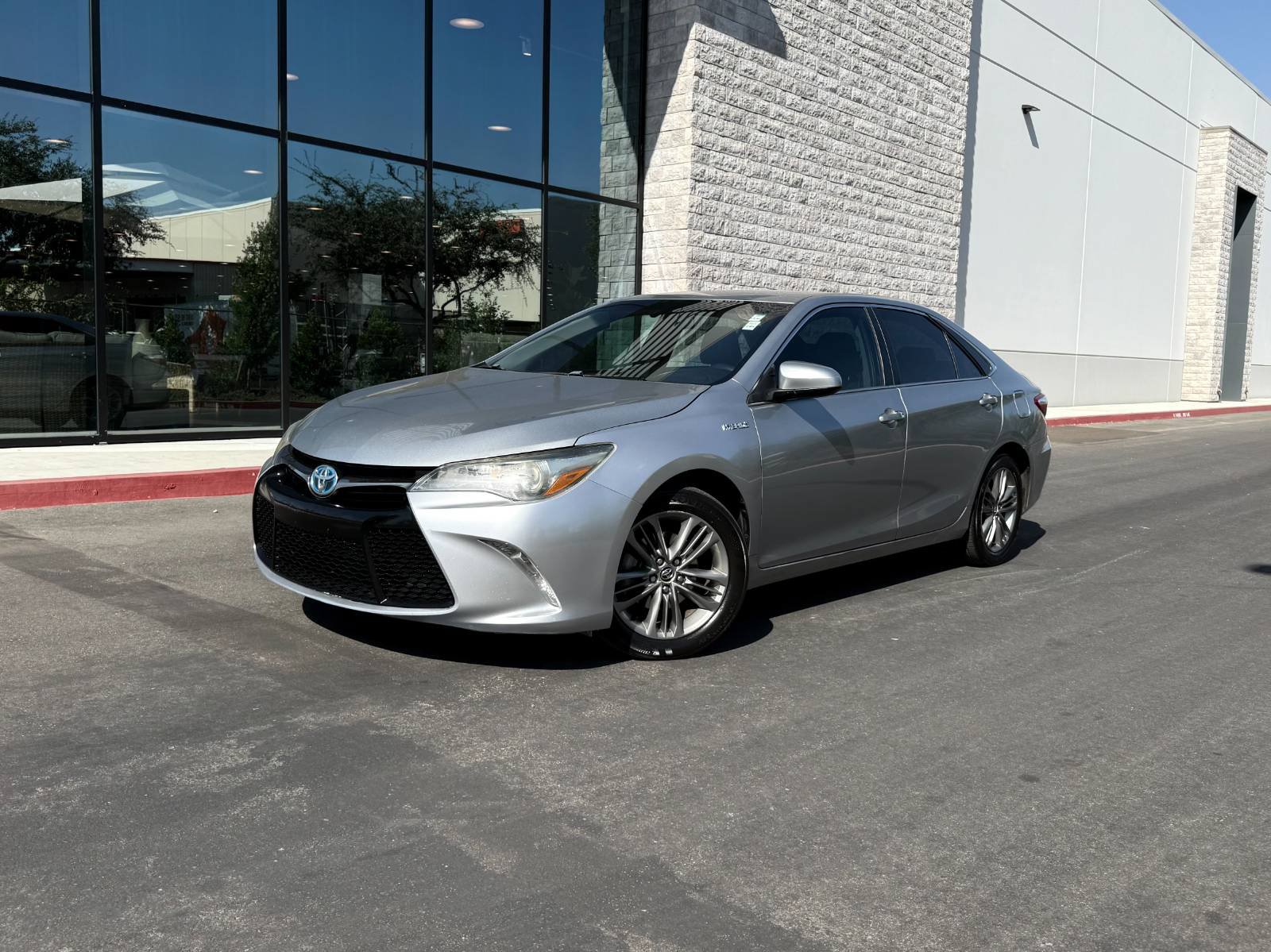 Used 2015 Toyota Camry SE FWD image 1