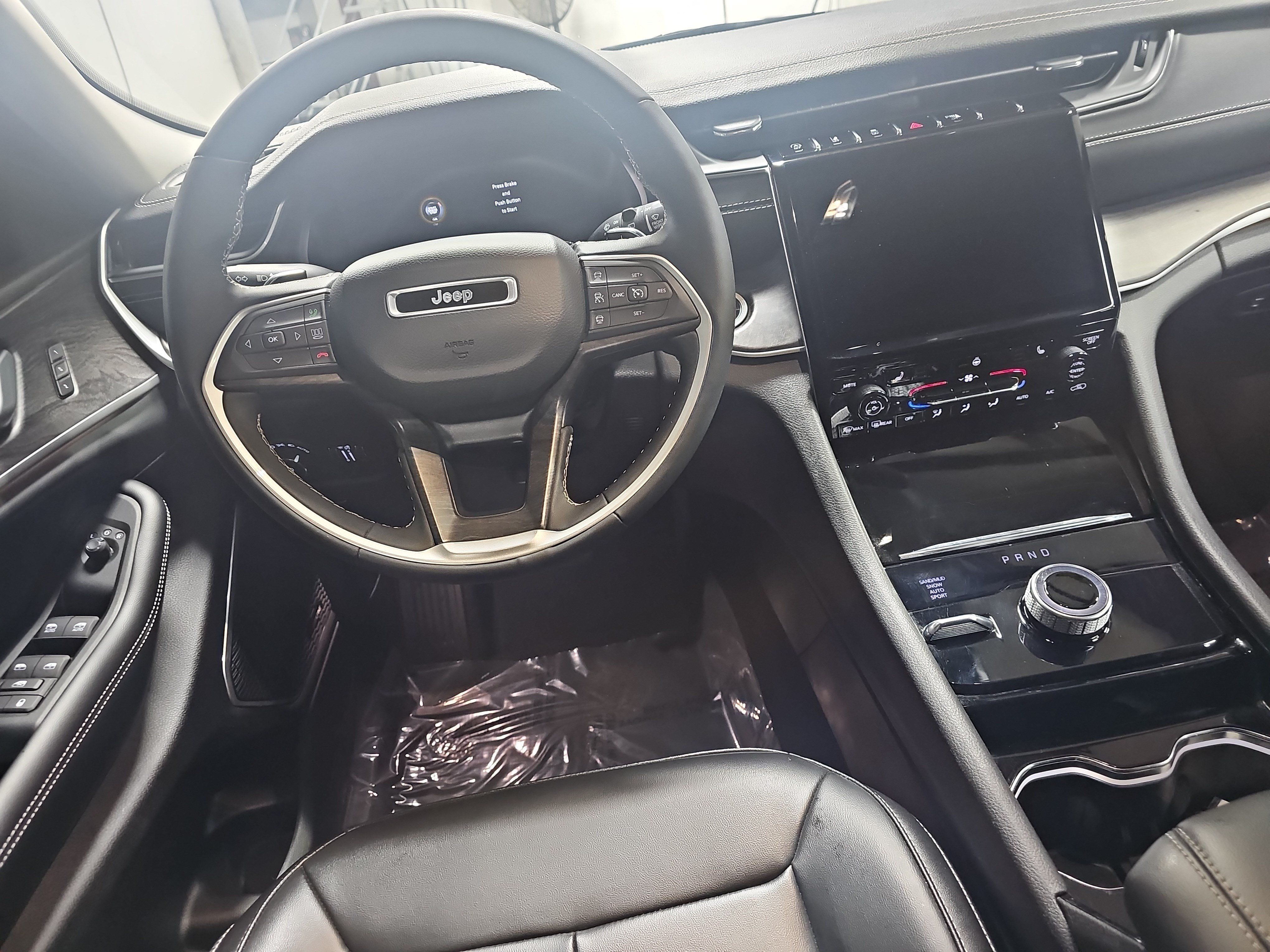 Used 2023 Jeep Grand Cherokee L Limited w/ Black Appearance Package AWD/4WD image 17