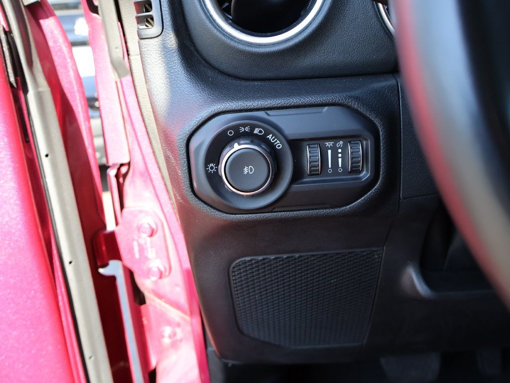 Used 2022 Jeep Wrangler Unlimited Sahara w/ LED Lighting Group AWD/4WD image 31