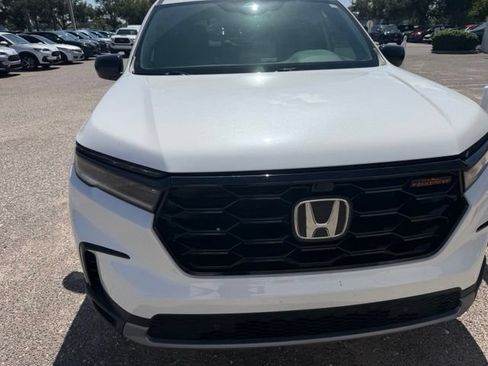 Used 2025 Honda Pilot TrailSport image 2