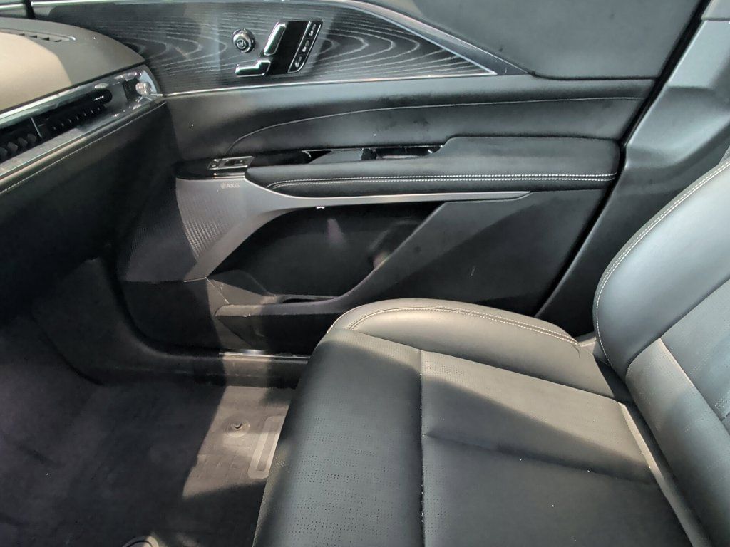 Used 2024 Cadillac Lyriq Luxury AWD/4WD image 17