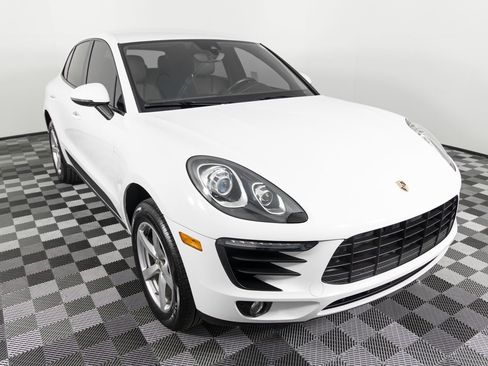 Used 2018 Porsche Macan AWD/4WD image 10