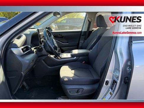 Used 2023 Toyota Highlander LE image 14