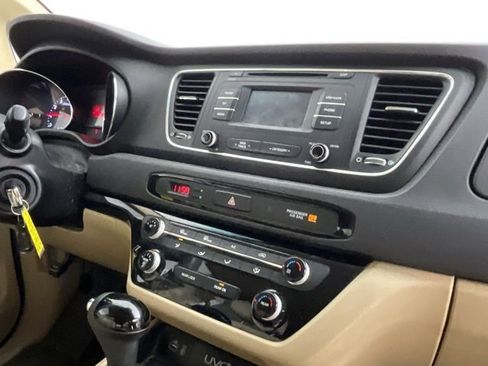 Used 2016 Kia Sedona LX w/ LX Convenience Package image 17