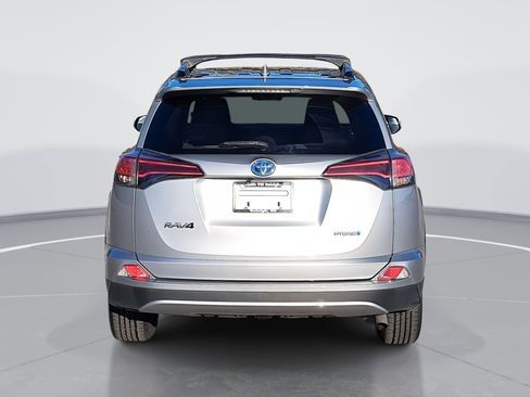 Used 2018 Toyota RAV4 LE image 4