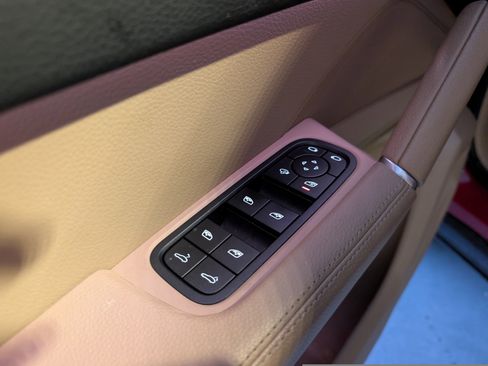 Used 2023 Porsche Cayenne image 31