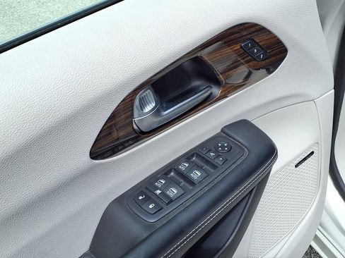 Used 2021 Chrysler Pacifica Limited w/ Uconnect Theater Family Group FWD image 11