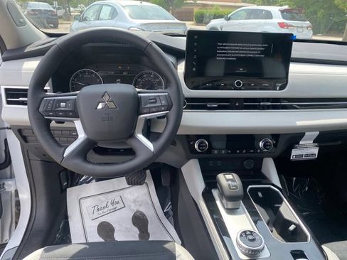 New 2026 Mitsubishi Outlander LE FWD image 8