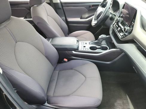 Used 2023 Toyota Highlander LE AWD/4WD image 12