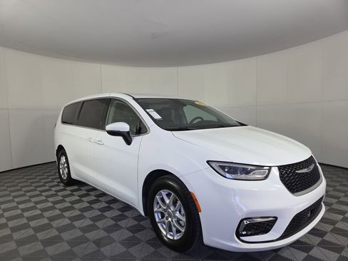 Certified 2023 Chrysler Pacifica Touring-L image 9