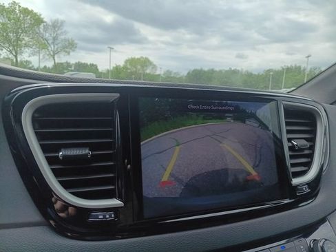 Used 2025 Chrysler Pacifica Select FWD image 7