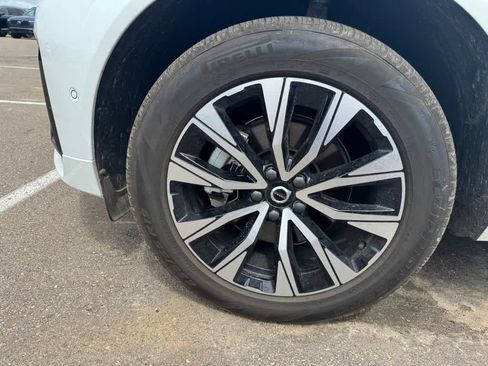 Used 2024 Volvo XC60 B5 Plus AWD/4WD image 11