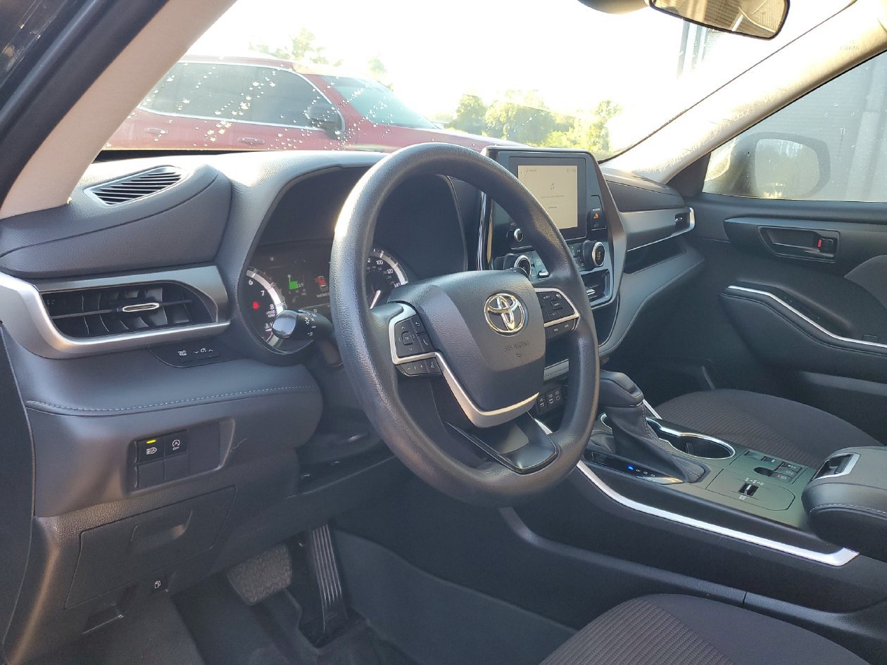 Used 2023 Toyota Highlander L FWD image 18