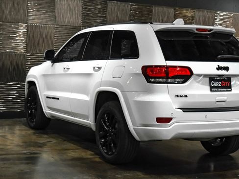 Used 2018 Jeep Grand Cherokee Altitude AWD/4WD image 12