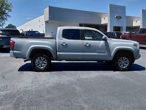 Used 2019 Toyota Tacoma SR5 AWD/4WD image 3