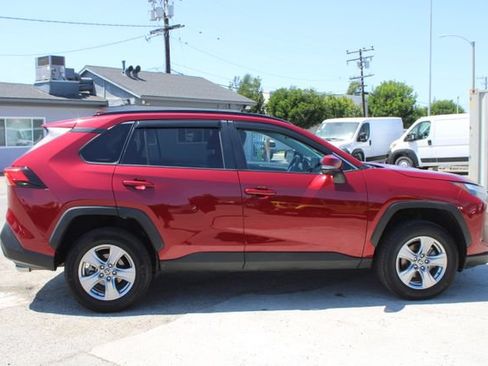 Used 2022 Toyota RAV4 XLE FWD image 3