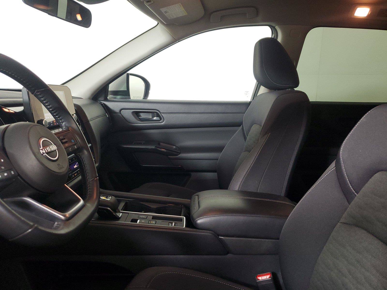 Used 2025 Nissan Pathfinder SV FWD image 20