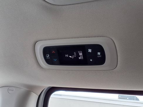 Used 2022 Chrysler Voyager LX FWD image 16