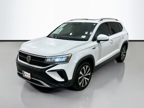Used 2023 Volkswagen Taos SE w/ Panoramic Sunroof Package FWD image 3