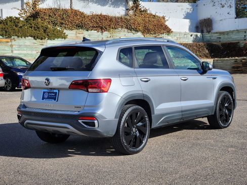 Certified 2024 Volkswagen Taos SE image 3