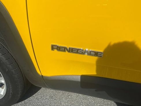 Used 2023 Jeep Renegade Latitude w/ Sun & Fun Group AWD/4WD image 9