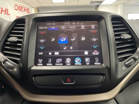 Used 2016 Jeep Cherokee Latitude w/ Comfort/Convenience Group AWD/4WD image 28